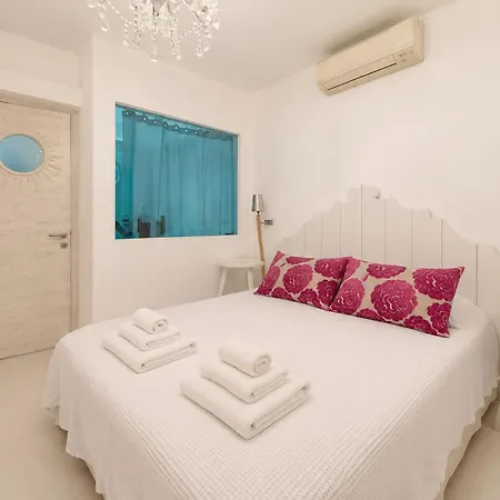 Sweet With Garden And Shared Pool Apartment